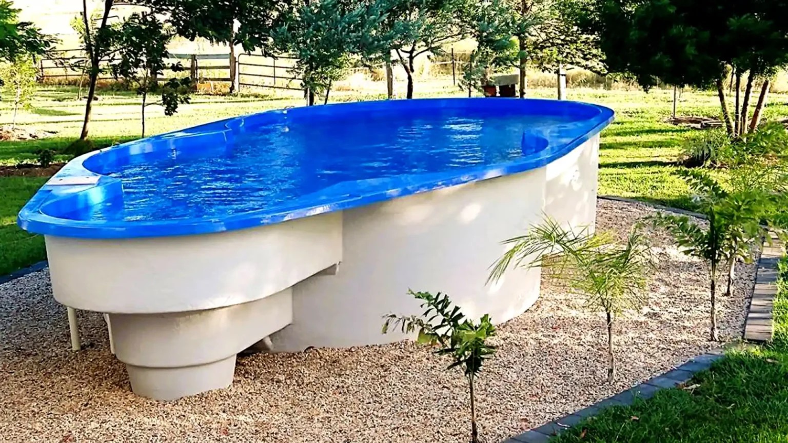 ساخت استخر خانگی به صورت توکار یا روکار